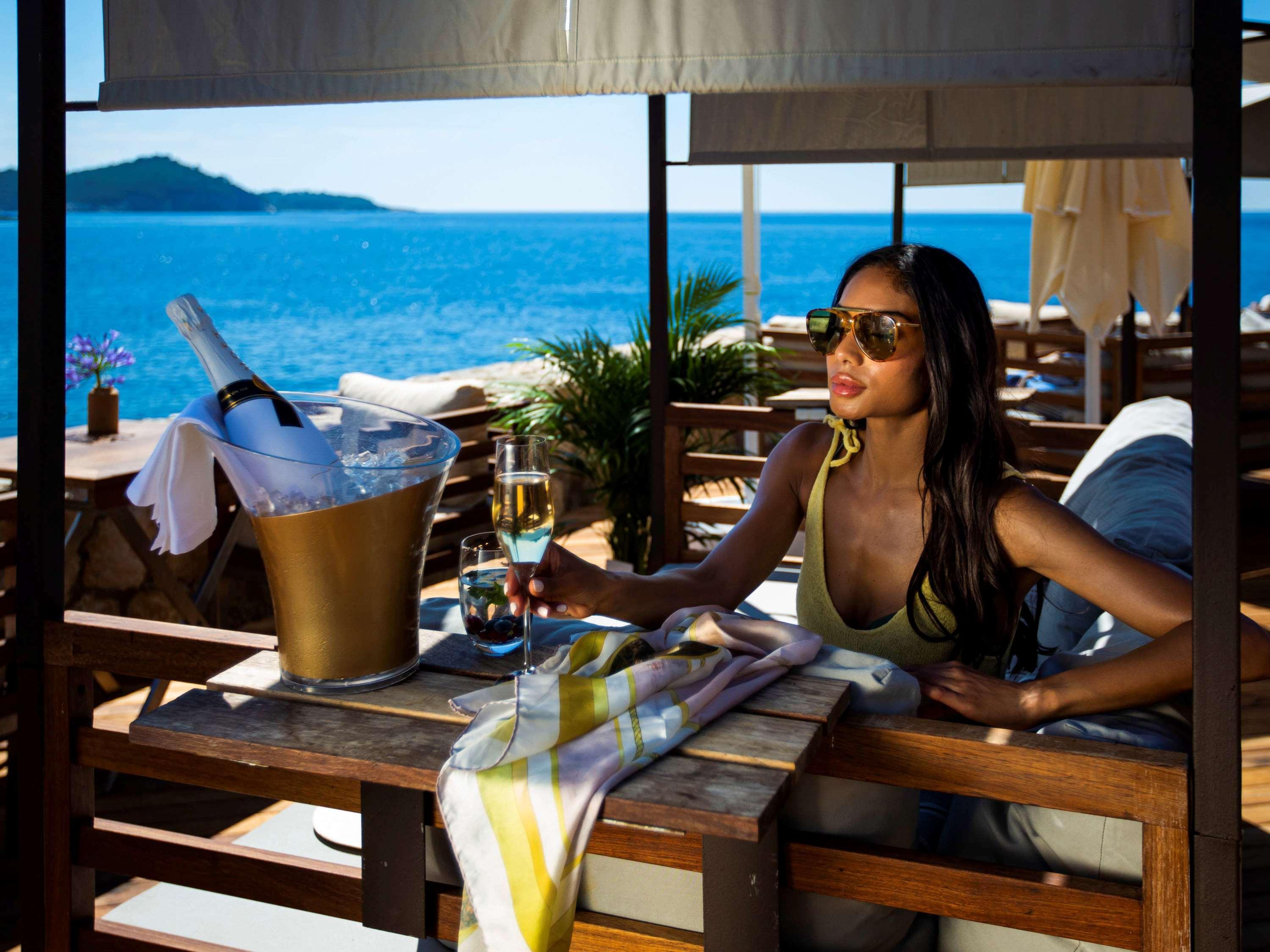 Rixos Premium Dubrovnik Hotel Ngoại thất bức ảnh A woman at a beach club