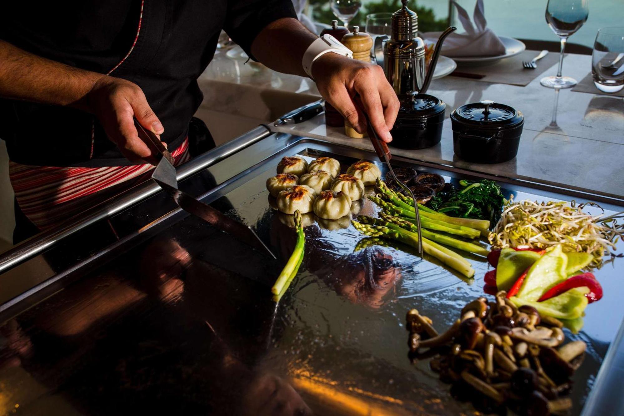 Rixos Premium Dubrovnik Hotel Ngoại thất bức ảnh A chef preparing food