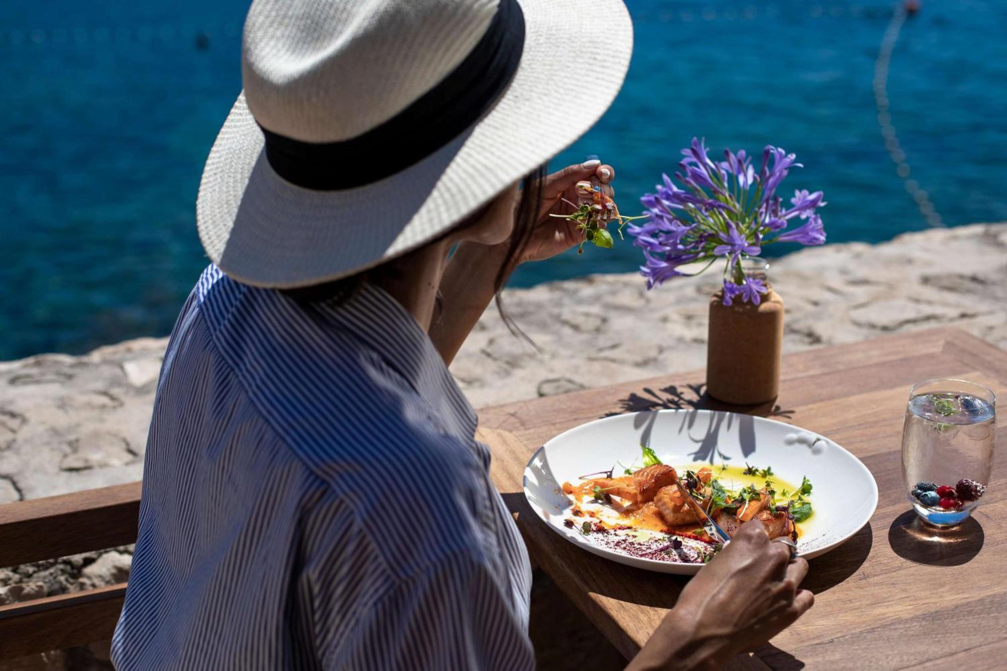 Rixos Premium Dubrovnik Hotel Ngoại thất bức ảnh A woman wearing a hat
