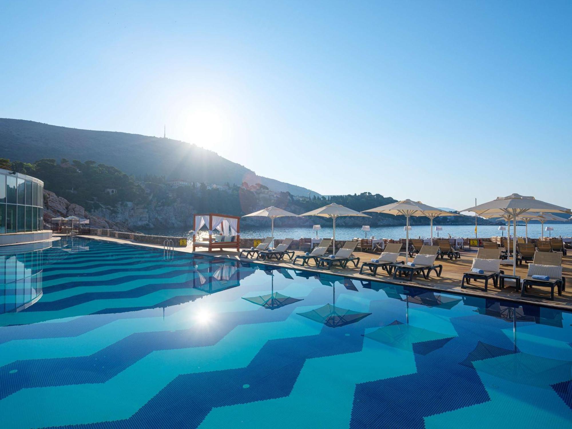 Rixos Premium Dubrovnik Hotel Ngoại thất bức ảnh The pool at the hotel